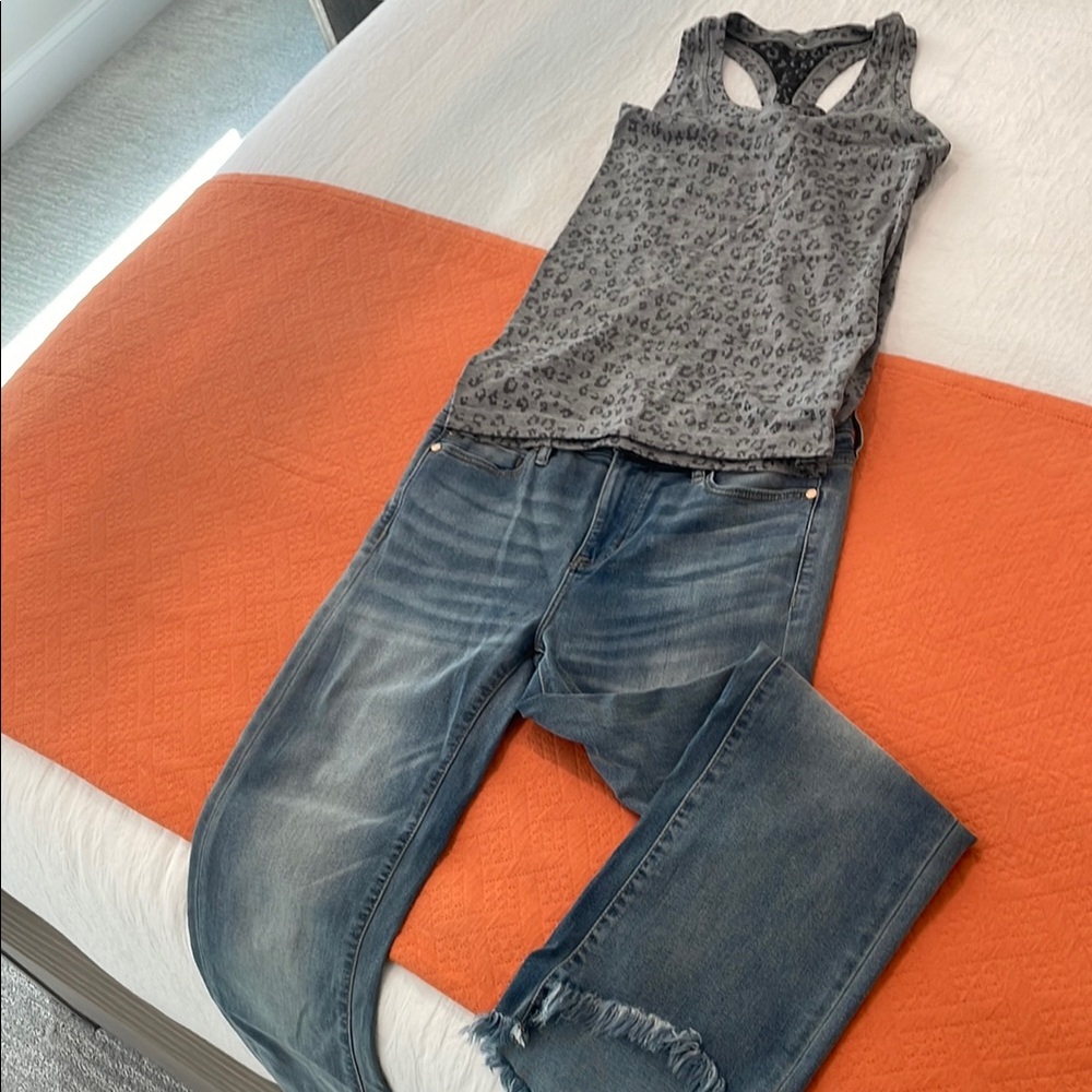 NWT Liverpool Crop Flare Blue Jeans w curved frayed ankle hem. Size 4/27 - Picture 7 of 10